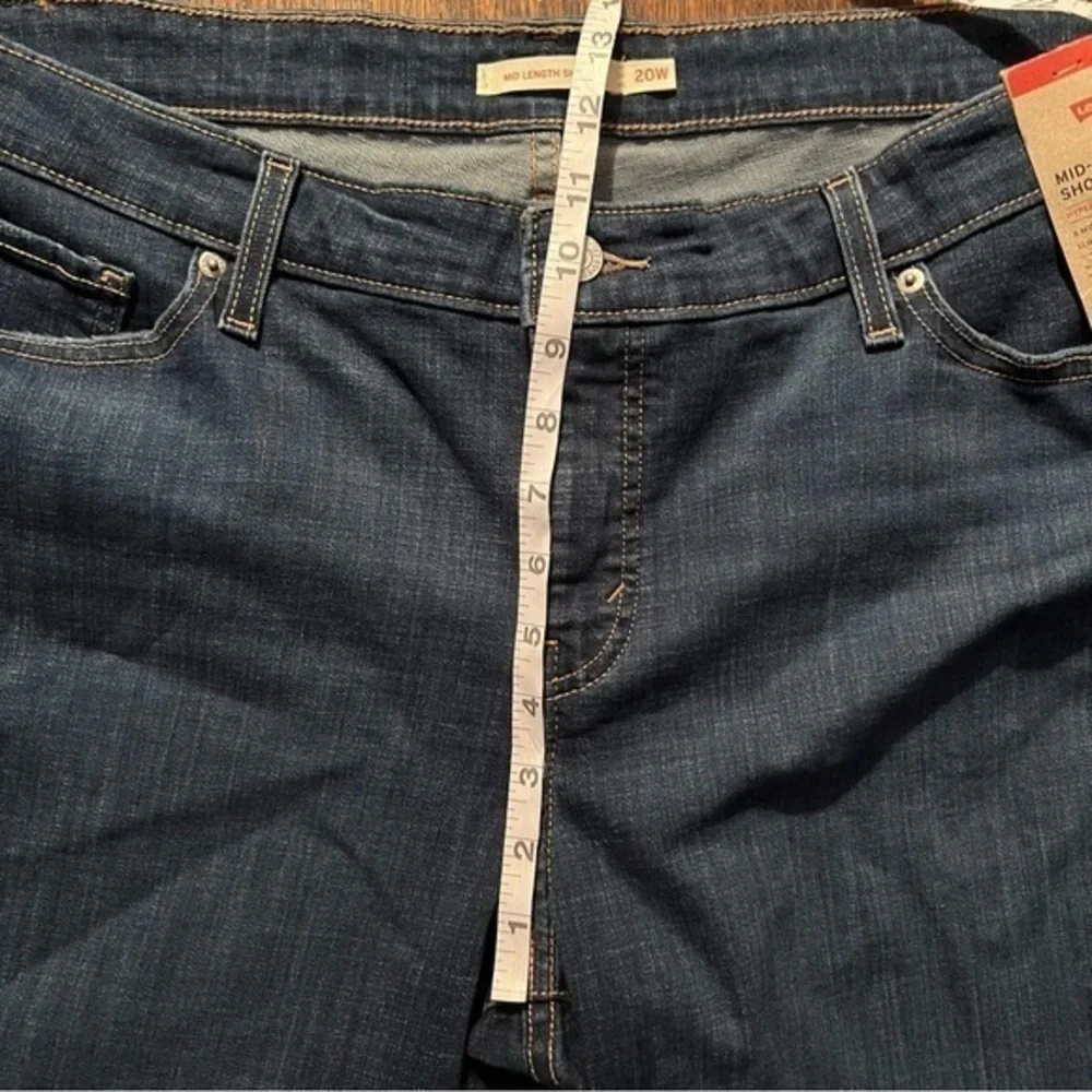 NWT Levis size 20W mid length jean shorts